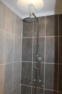 La salle de bains est pourvue d'une douche avec un pommeau de douche. dans l'établissement Castellane Maison Cebiere, à Castellane