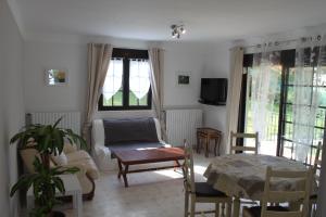 uma sala de estar com um sofá e uma mesa em Castellane Maison Cebiere em Castellane