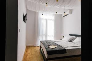 A bed or beds in a room at Mouse House Kapana