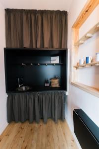 A kitchen or kitchenette at Mouse House Kapana