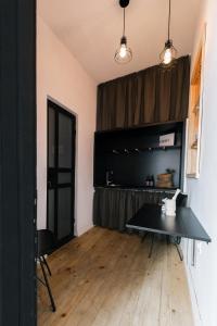 A kitchen or kitchenette at Mouse House Kapana