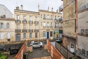 een balkon met uitzicht op de gebouwen bij Le Woody, Centre-ville, Parking gratuit in Bordeaux