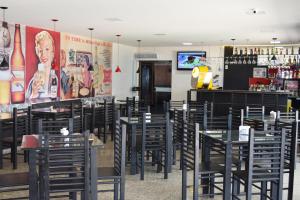 un restaurante con mesas y sillas y un bar en Norte Palace Hotel, en São Mateus
