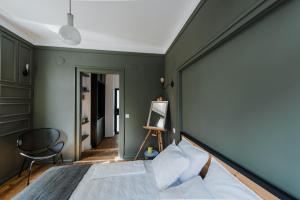 A bed or beds in a room at Mouse House Kapana