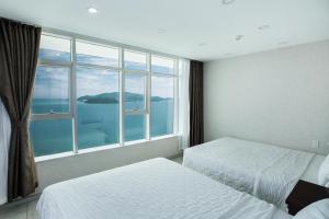 Giường trong phòng chung tại Nha Trang Seaside Apartment