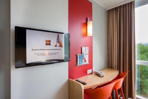 Una televisión o centro de entretenimiento en ibis Wörthersee