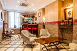 a bar with chairs and a table in a room at Villa Montparnasse in Paris