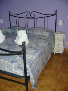 トレヴィニャーノ・ロマーノにあるLa rosa sul lagoのベッドルーム1室(ベッド1台、テーブル、ナイトスタンド付)