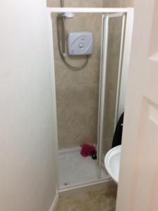 La salle de bains est pourvue d'une douche, de toilettes et d'un lavabo. dans l'établissement Wexford Town Opera Mews - 1 Bed Apartment, à Wexford