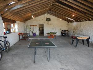 una sala de ping pong con mesas de ping pong. en Midkinleith Farm Holiday Cottage en Edimburgo