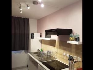a kitchen with a sink and a counter top at Gite cosy proche Fontainebleau et foret in Noisy-sur-École