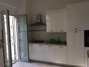 A kitchen or kitchenette at Sacca House