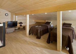 アフタリにあるNaava Resortのベッドルーム1室(ベッド2台、薄型テレビ付)