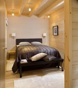 Un dormitorio con una cama con almohadas. en Naava Resort, en Ähtäri