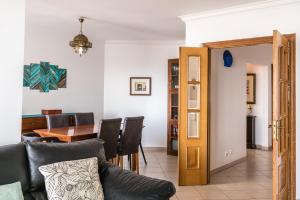 a living room with a couch and a table at Casa das Conchas in Ericeira