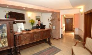 kobieta siedząca przy biurku z laptopem w obiekcie Ca' Dei Leoni w Wenecji