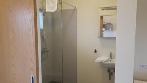 Baðherbergi á Hjartarstaðir Guesthouse +30 myndir
