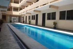 una piscina en medio de un edificio en Hotel Puerto Inn en Veracruz