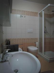 La salle de bains est pourvue d'un lavabo, de toilettes et d'une douche. dans l'établissement Tano's, à Giardini Naxos