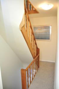 una escalera en una casa con barandillas de madera en "2600", en Amberes