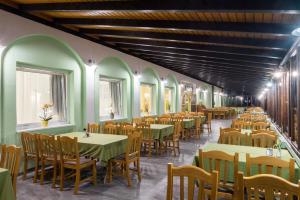 Reštaurácia alebo iné gastronomické zariadenie v ubytovaní Land-Plan Hotel