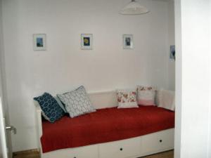 um sofá com almofadas num quarto em Martina's place em Rottenbuch