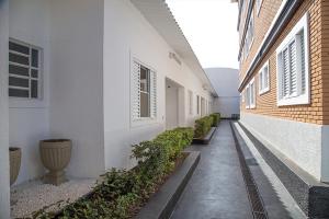 an empty hallway of a building with plants at Hotel dos Lagos in Alfenas