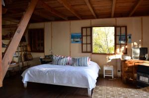 a bedroom with a white bed and a window at Ha Mar ao Luar in Setúbal