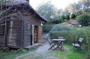 a table and chairs next to a small cabin at Ha Mar ao Luar in Setúbal