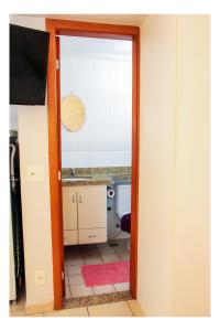 una puerta abierta a un baño con aseo en Flats Service Bueno, en Goiânia
