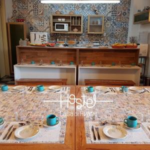 una mesa con platos y utensilios en la cocina en Hostel Casa de Avany en Cachoeira