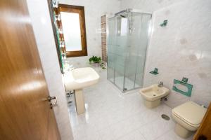 Kúpeľňa v ubytovaní Casa Fedora + 23 fotografií