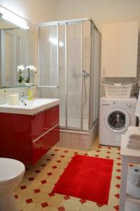 a bathroom with a shower sink and a washing machine at Ferienwohnung Barfly in Traben-Trarbach +15 photos