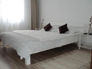 Un pat sau paturi într-o cameră la Joy Apartment