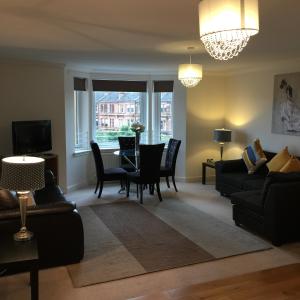 een woonkamer met een bank en een tafel bij The Botanic Hub West End - 2 Bedrooms in Glasgow