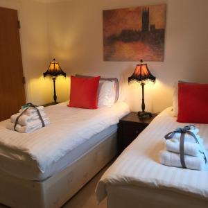 Una cama o camas en una habitación de The Botanic Hub West End - 2 Bedrooms