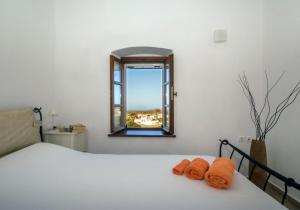 Un pat sau paturi într-o cameră la Villa Cerigo