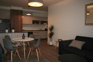 un soggiorno con tavolo e divano di Karlín Apartment a Praga