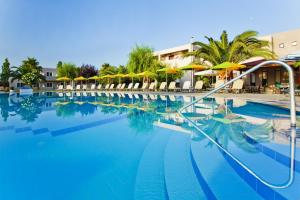 A piscina localizada em Hotel Esperia ou nos arredores