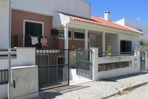 a house with a gate in front of it at Residencial Marialva Park in Corroios