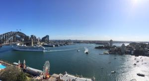 Blick auf einen Fluss mit einer Brücke und einem Schiff in der Unterkunft Milson Serviced Apartments in Sydney