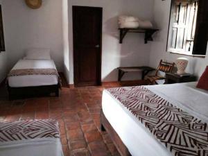 La Loma Hotel Barichara tesisinde bir odada yatak veya yataklar