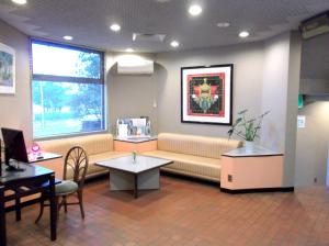 - une salle d'attente avec un canapé et une table dans l'établissement Pals Inn Katsuura, à Katsuura