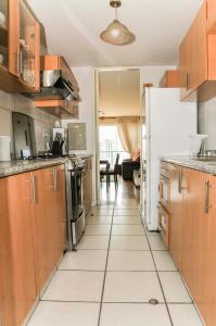 Η κουζίνα ή μικρή κουζίνα στο Miraflores Apartments 109 Tejada Ave by Private Host