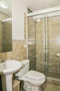 y baño con aseo, lavabo y ducha. en Miraflores4Rent Mar y Vista, en Lima
