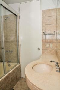 ein Bad mit einem Waschbecken und einer Dusche in der Unterkunft Miraflores4Rent Mar y Vista in Lima