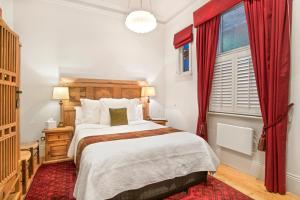 En eller flere senger på et rom på Captains Retreat Apartments and Cottages