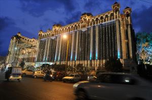 ein großes Gebäude mit viel Licht drauf in der Unterkunft Hotel Empires in Bhubaneshwar