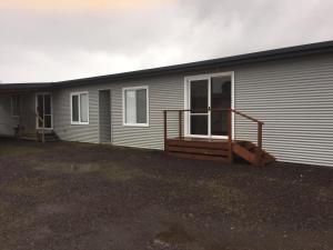 ein Haus mit einer Veranda und einer Terrasse darauf in der Unterkunft Glenaire apartments at Pontifex in Strahan