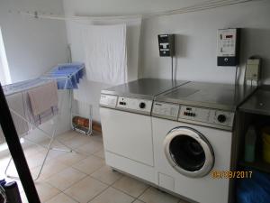 ein Waschraum mit einer Waschmaschine darin in der Unterkunft Thise Ladegaard in Manna